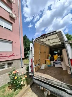 Kombi VivaTransport pri selidbi ispred zgrade u Beogradu